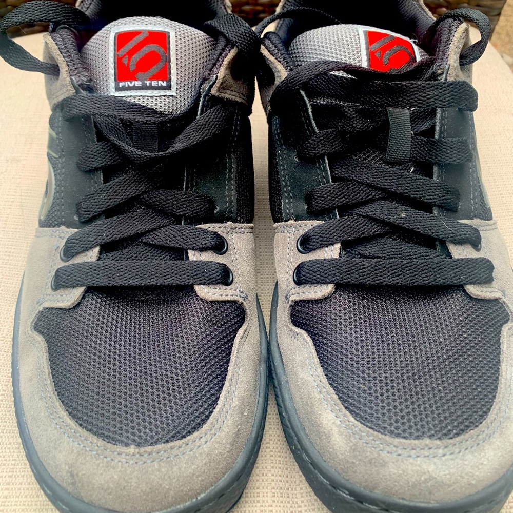 MENS size 10.5 Freerider Five Ten biking shoes. Used only twice. Gray and black.